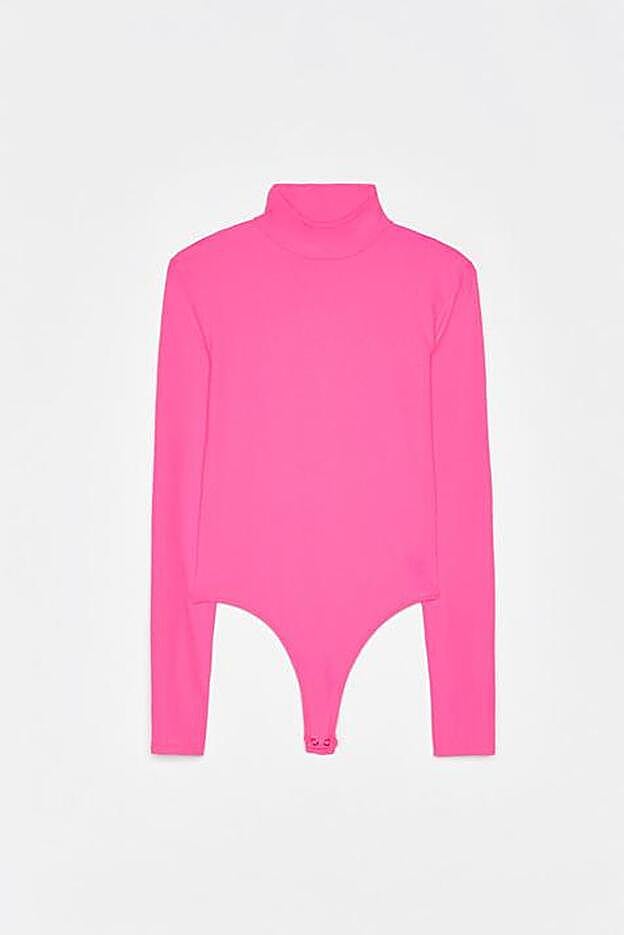 Body de cuello alto en color fucsia, 12,99 euros.