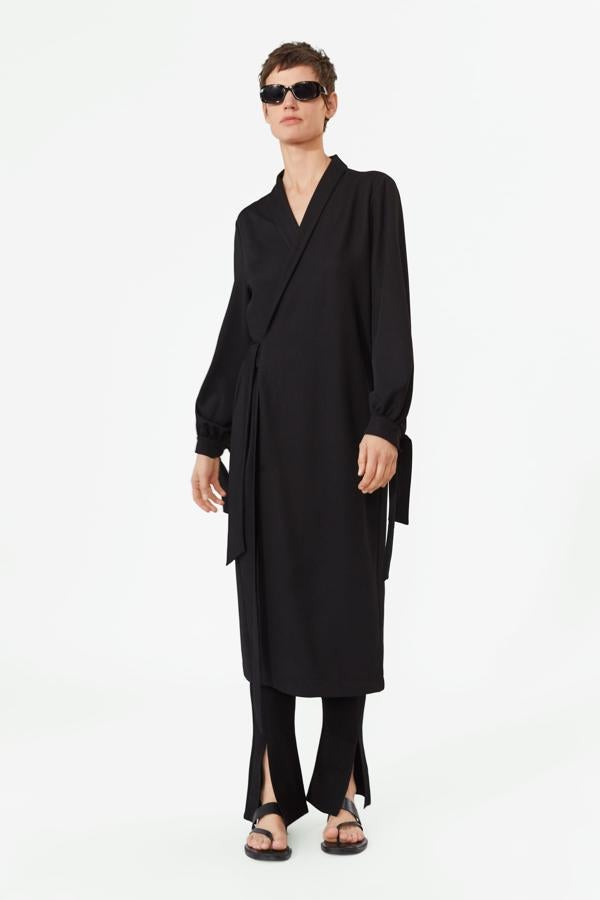 Y si no te atreves con el 'total red', puedes hacer la misma combinación en Zara en un discreto negro, pero eso sí, siempre en monocolor.