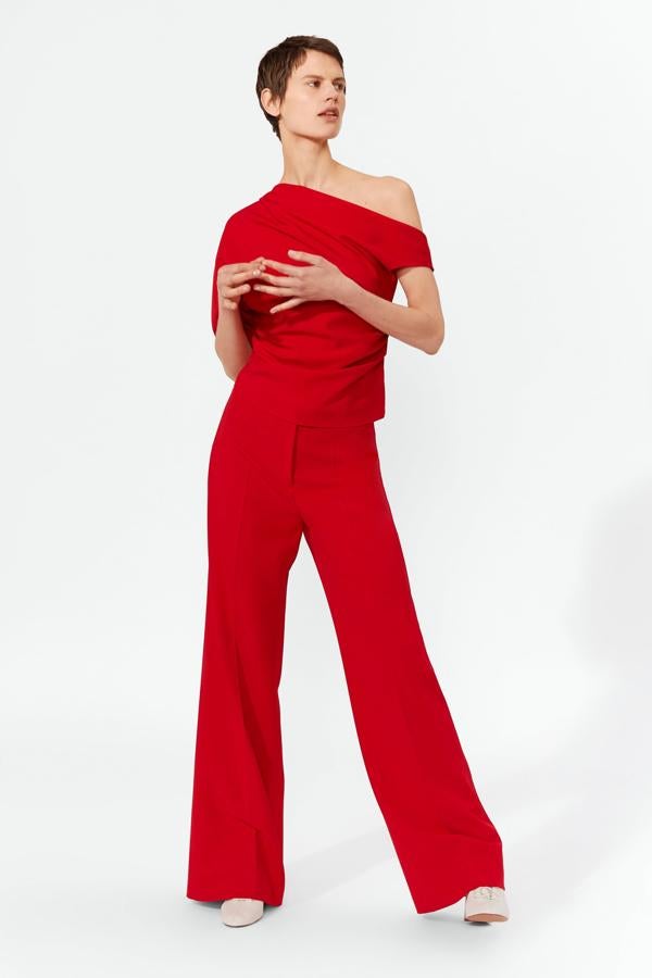 Otra apuesta 'todo al rojo' de Zara con este conjunto de top asimétrico (29.95 euros) y pantalón 'flare' (39.95 euros).