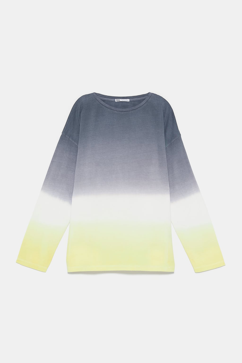 Camiseta tricolor con estampado tie-dye de Zara. (15,95 euros).