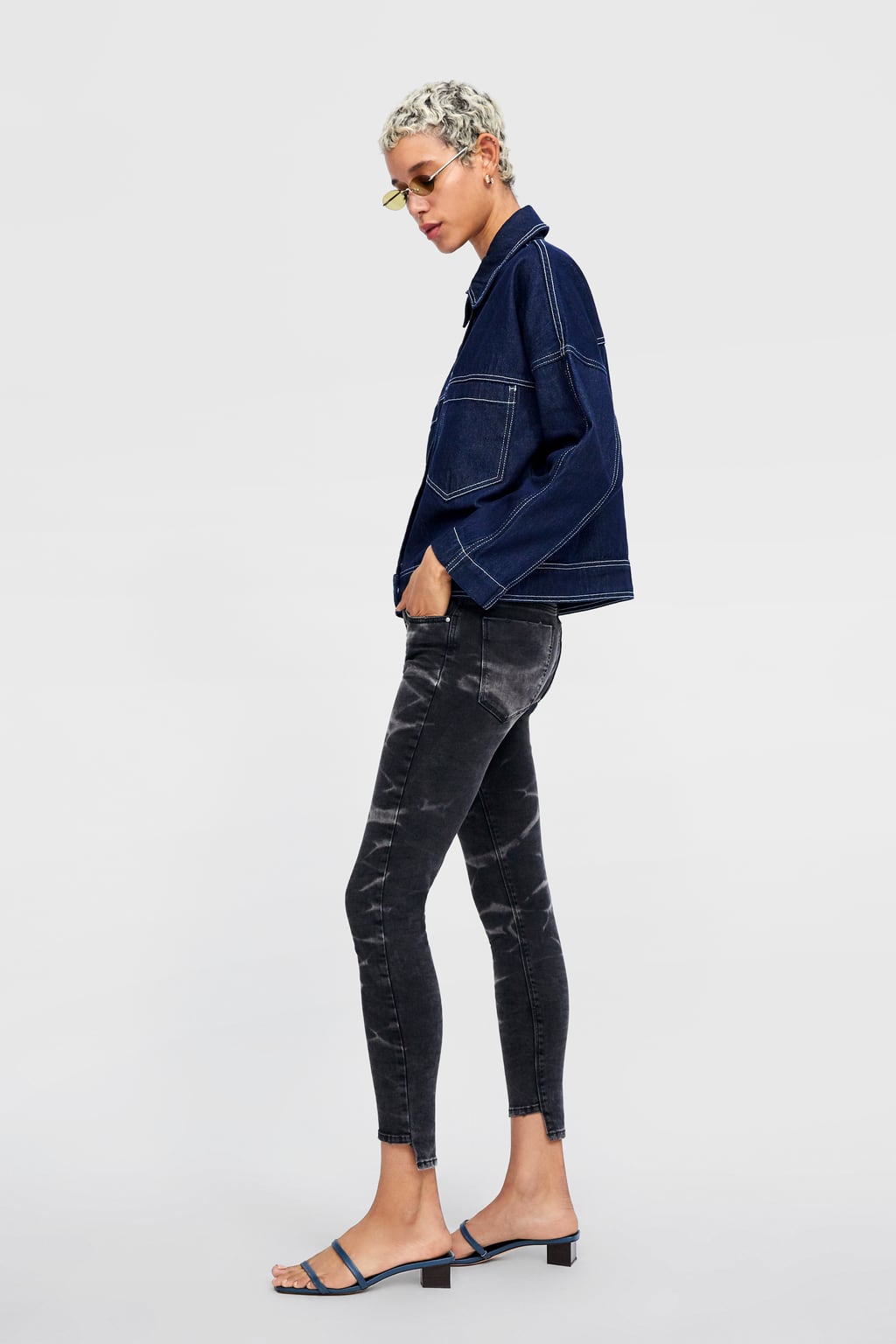 Zara propone el estampado tie-dye también en estos jeans skinny. (25,95 euros).