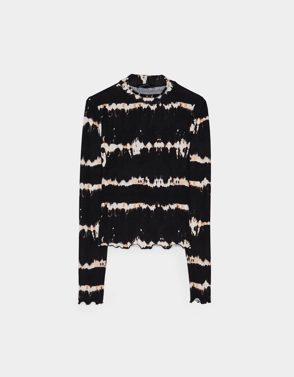 Camiseta ajustada en color blanco y negro con estampado tie-dye. (12,99 euros).