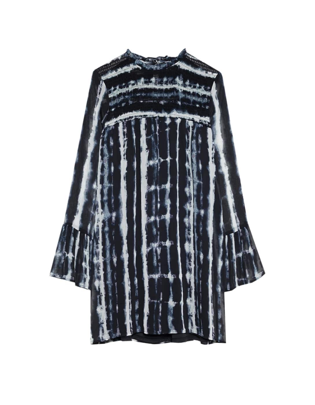 Vestido corto romántico color negro y blanco de Stradivarius. (19,99 euros).