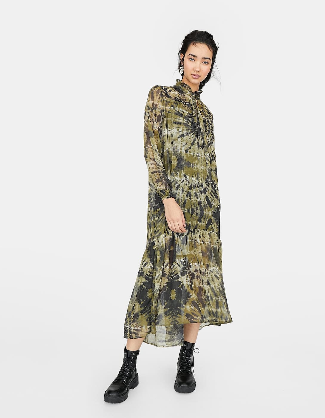 Vestido maxi de Stradivarius con estampado tie-dye. (29,99 euros).