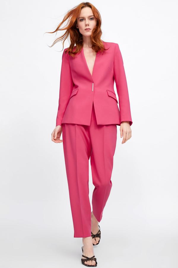 Nos encantan los trajes sastre, y si, además, son en un fucsia tan favorecedor como este de la nueva colección de Zara, mejor que mejor. La chaqueta cuesta 39.95 euros, y el pantalón 25.95 euros.
