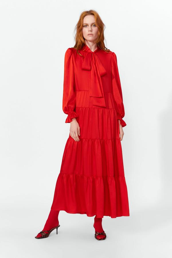 Zara quiere que la próxima primavera combines los colores de tu look hasta con las medias. Este vestido midi con volantes y lazo al cuello cuesta 49.95 euros.