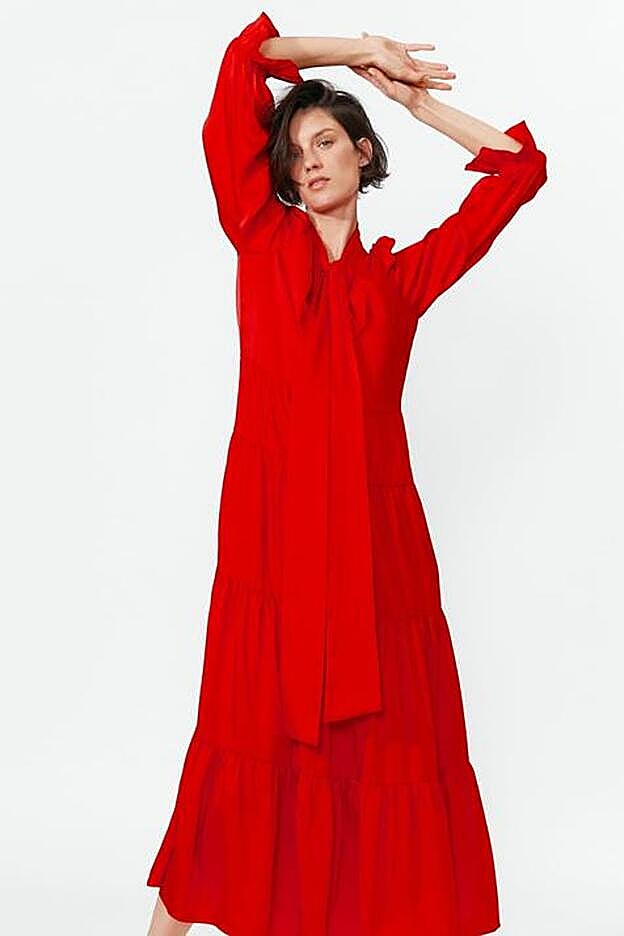 Vestido rojo de volantes y con gran lazada al cuello, de Zara.
