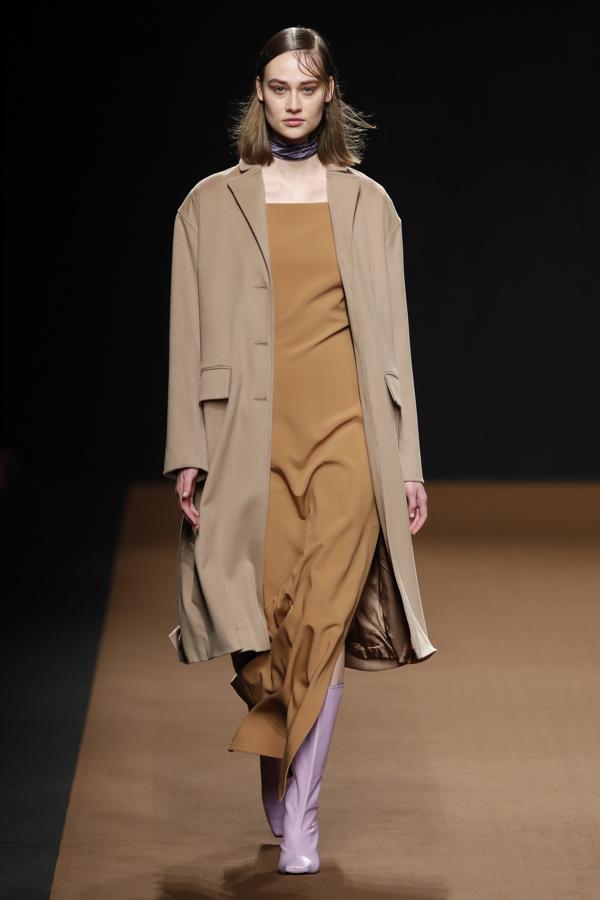 Este look en tonos tierra de corte minimalista firmado por Duarte.