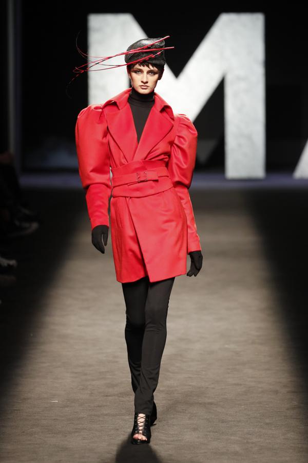 Este maravilloso abrigo rojo de silueta armada de Malne.