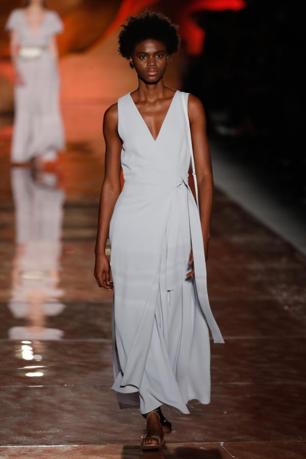 Este 'wrap dress' midi en azul plomo de Pedro del Hierro.