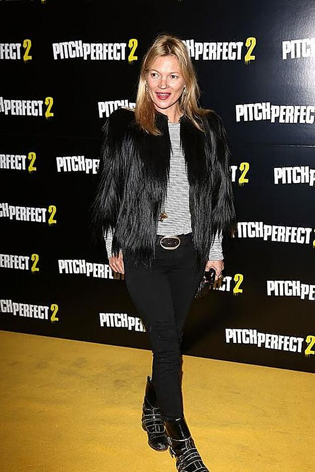 Abrigo de pelo y camisetas de rayas horizontales en blanco y negro para romper con el color monocromático.