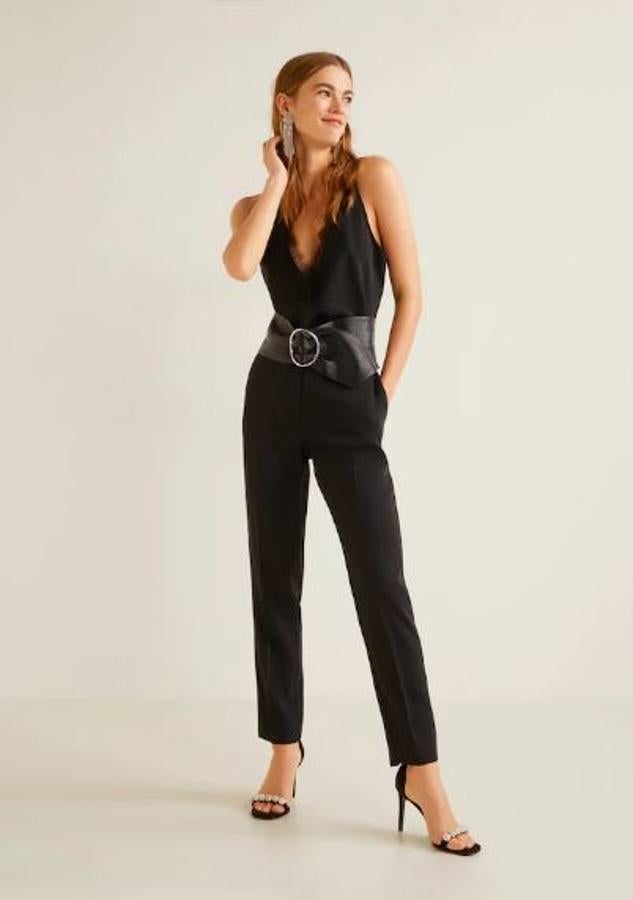 Pantalón negro ceñido, 15,99 euros.