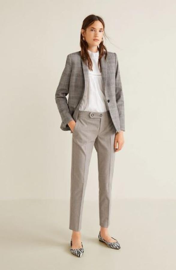 Pantalón gris a cuadros por 15,99 euros.