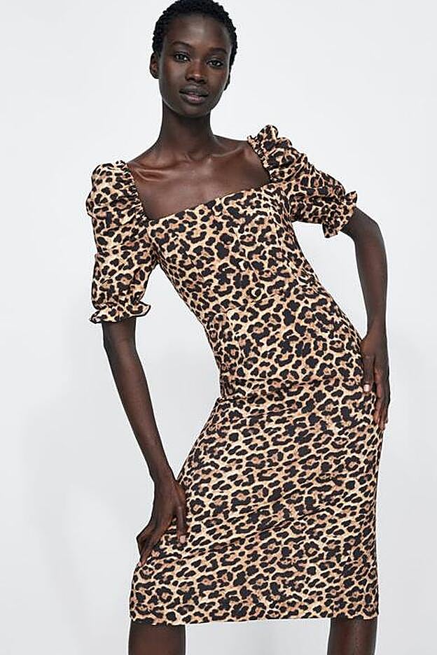 El vestido está disponible todavía en todas las tallas, desde la XS hasta la XL.