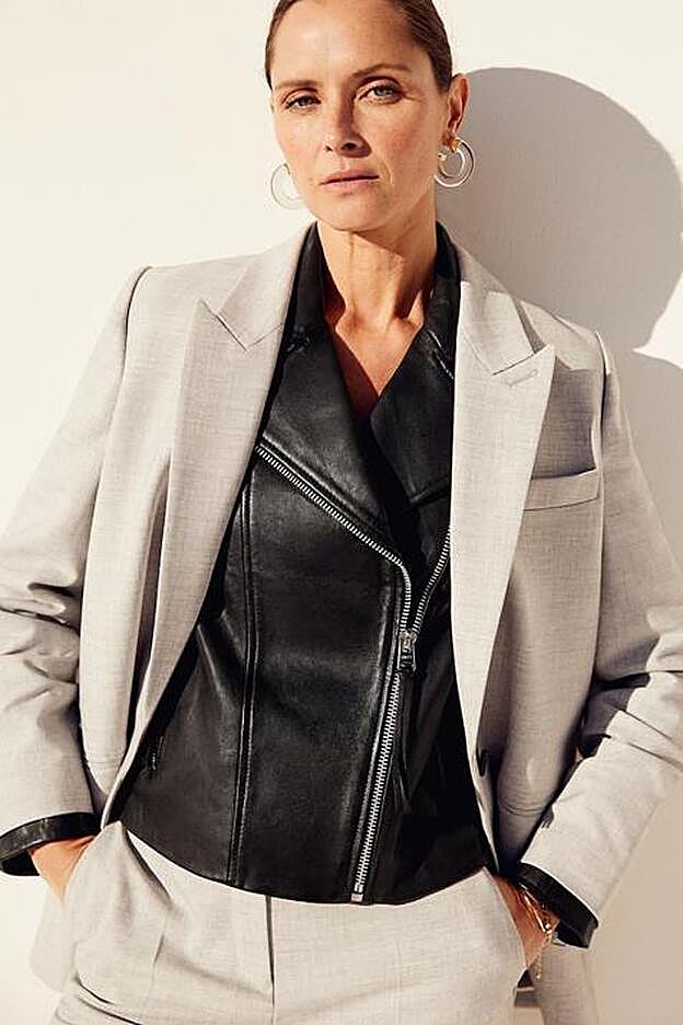 Una propuesta rompedora: cazadora de piel bajo la americana.