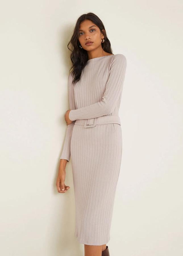 Vestido de canalé con detalle de cinturón, 29,99 euros.