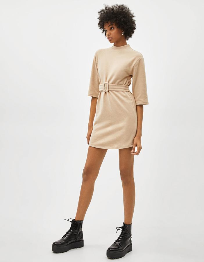 Vestido de punto con detalle de cinturón en color beige, 17,99 euros.