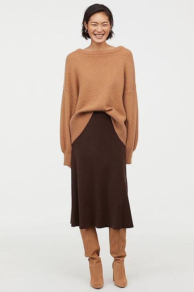 La estrella es esta falda acampanada en color marrón de H&M.