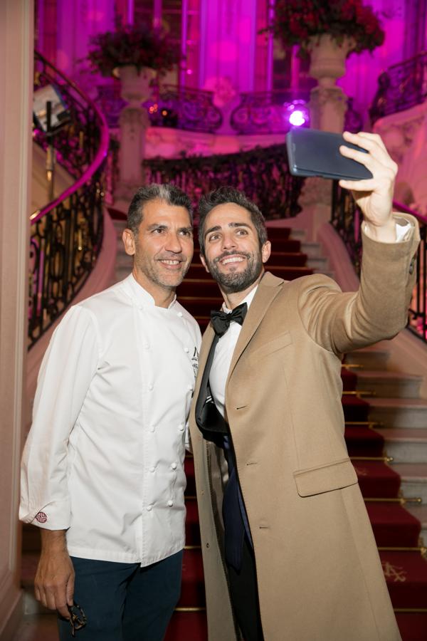 El delicioso cóctel de los Premios Mujerhoy fue obra de Paco Roncero (con Roberto Leal en la foto).