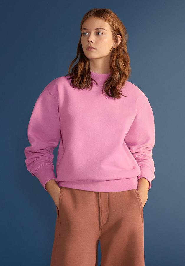 Una combinación impensable que funciona gracias a una sudadera con cuello alto (29,90 euros) y unos pantalones de algodón con silueta redondeada (39,90 euros).