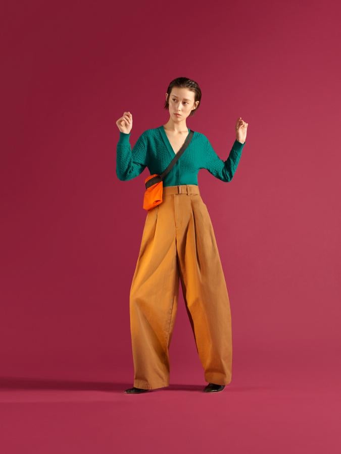 Más contrastes que funcionan: cárdigan con textura y escote de pico (29,90 euros), pantalones de pata ancha y cintura alta (29,90 euros) y bolso deportivo (19,90 euros).