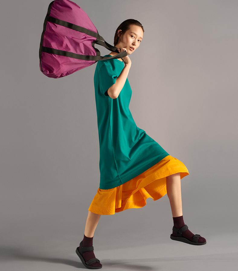 Son tres colores que se adoran: van en un vestido-camiseta de algodón de manga corta (19,90 euros), una falda midi con bajo asimétrico (29,90 euros) y una bolsa de viaje ultraligera (29,90 euros).