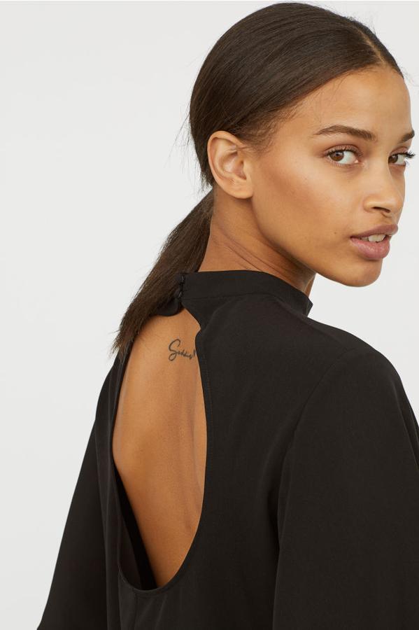 Blusa con mangas con diseño trompeta y abertura en la espalda, 11,99 euros.