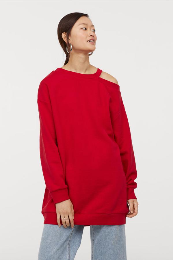 Sudadera 'oversize' con abertura en el hombro, 19,99 euros.