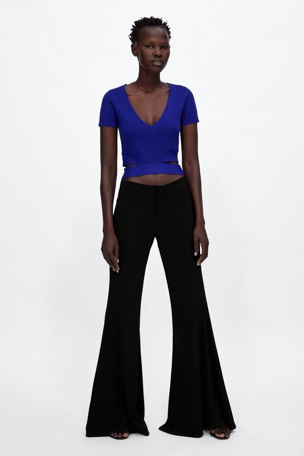 Top 'cut out' con escote en pico y aberturas laterales, 7,99 euros.