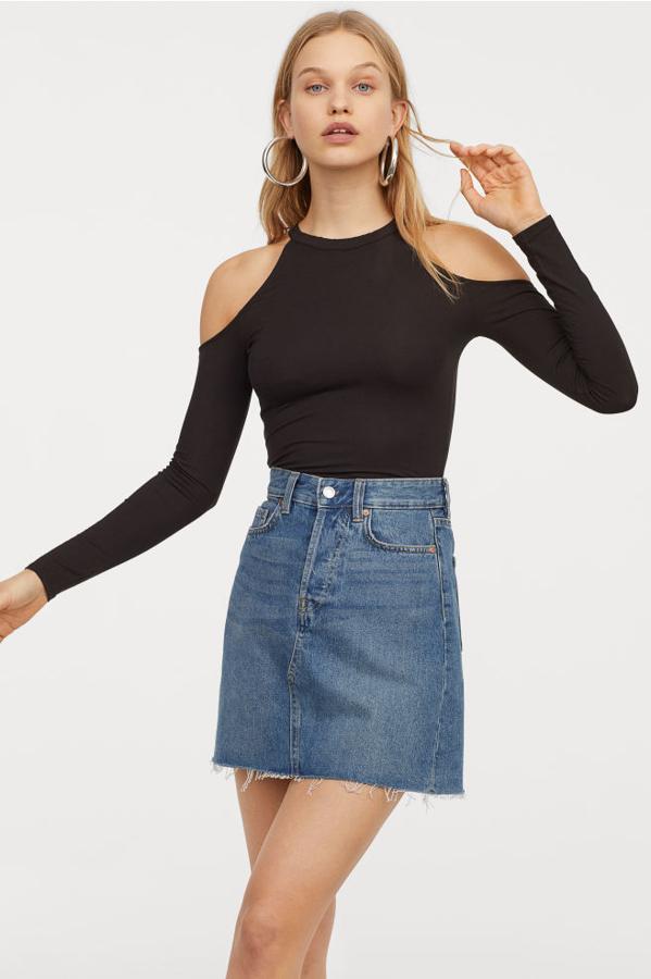 Top con diseño de aberturas en los hombros, 14,99 euros.