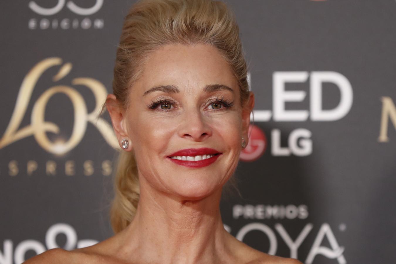 Los maquilladores de Lancôme, en cuyas sabias manos se ha puesto Belén Rueda, han hecho un trabajo de matrícula de honor: los labios guinda le favorecen al máximo, la piel luce ultrajugosa y la mirada se ilumina con una sombra nacarada y se erige en magnífica por obra y gracia de una máscara de pestañas perfectamente medida.