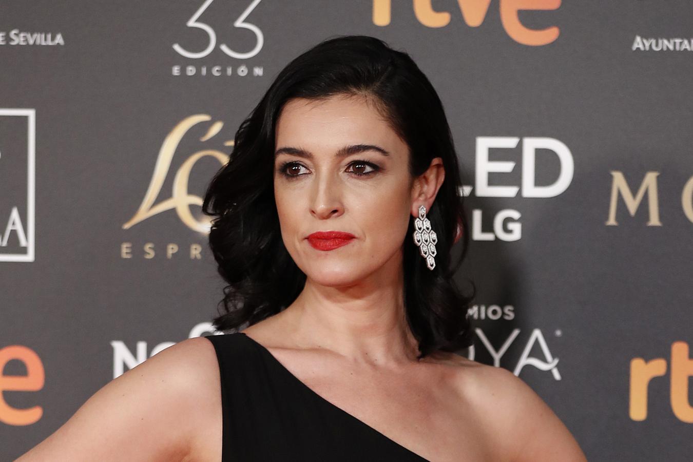 El rojo clásico se reinventa sobre los labios de Blanca, que se atreve con la tonalidad más sanguínea.