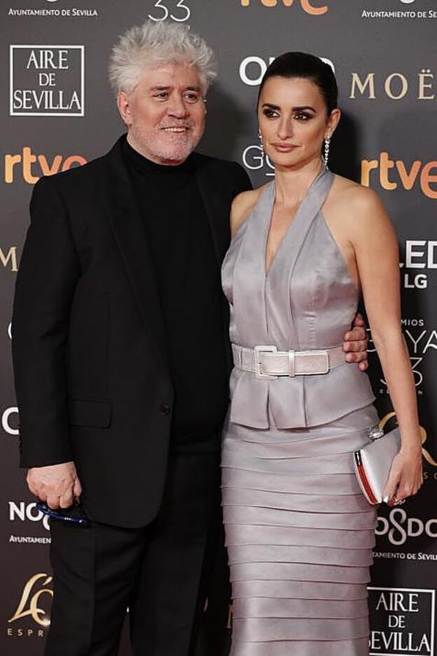 Pedro Aldóvar y Penélope Cruz posaban en la alfombra roja de los Premios Goya 2019.