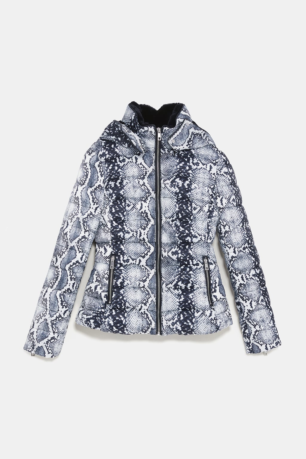 Cazadora acolchada con estampado animal de Zara: 29,99 euros.