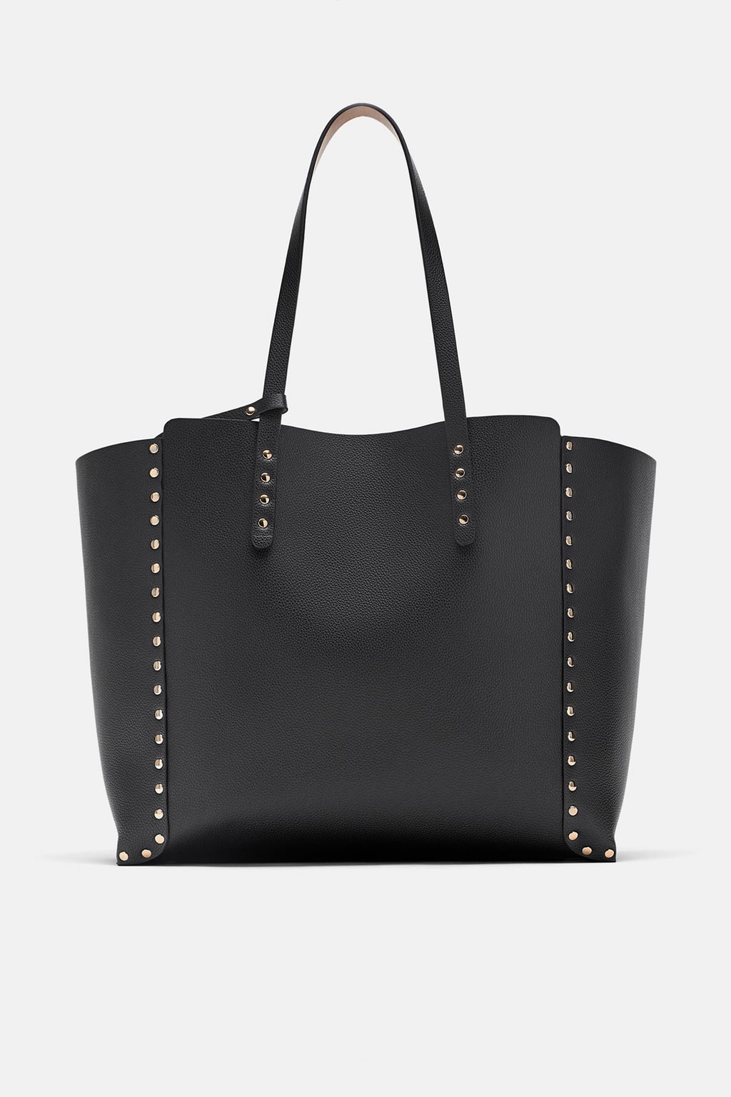 Shopper reversible con tachuelas: 19,95 euros en Zara.