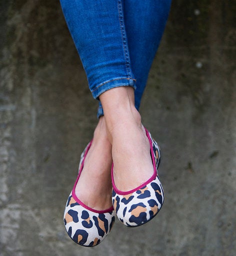 Bailarina en ante animal print y ribete color guinda: 35 euros en By Peppas.