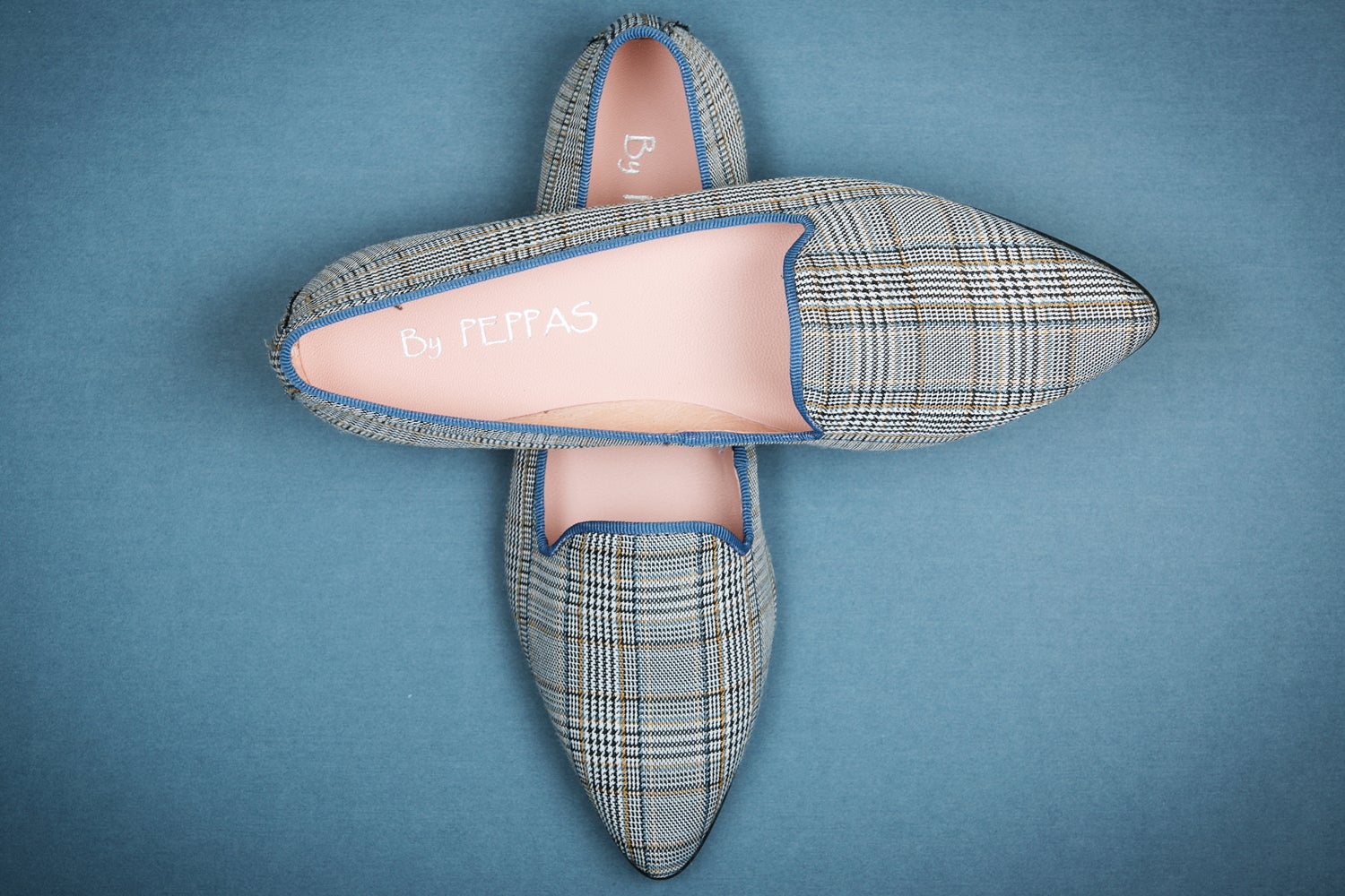 Bailarina con tejidos grises y ribete azul de By Peppas: 35 euros.