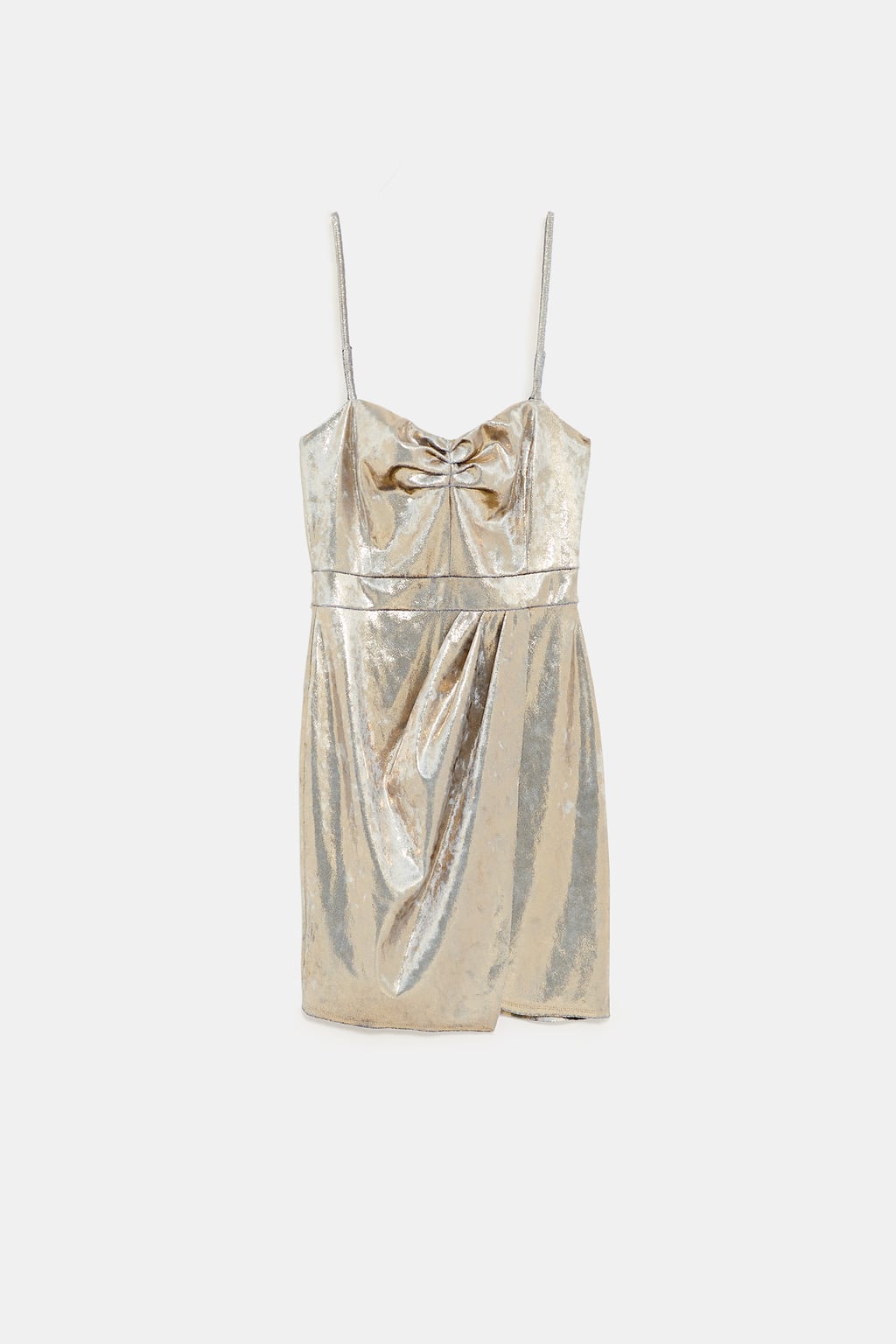 Vestido dorado con tirantes y frunce de Zara: 9,99 euros.