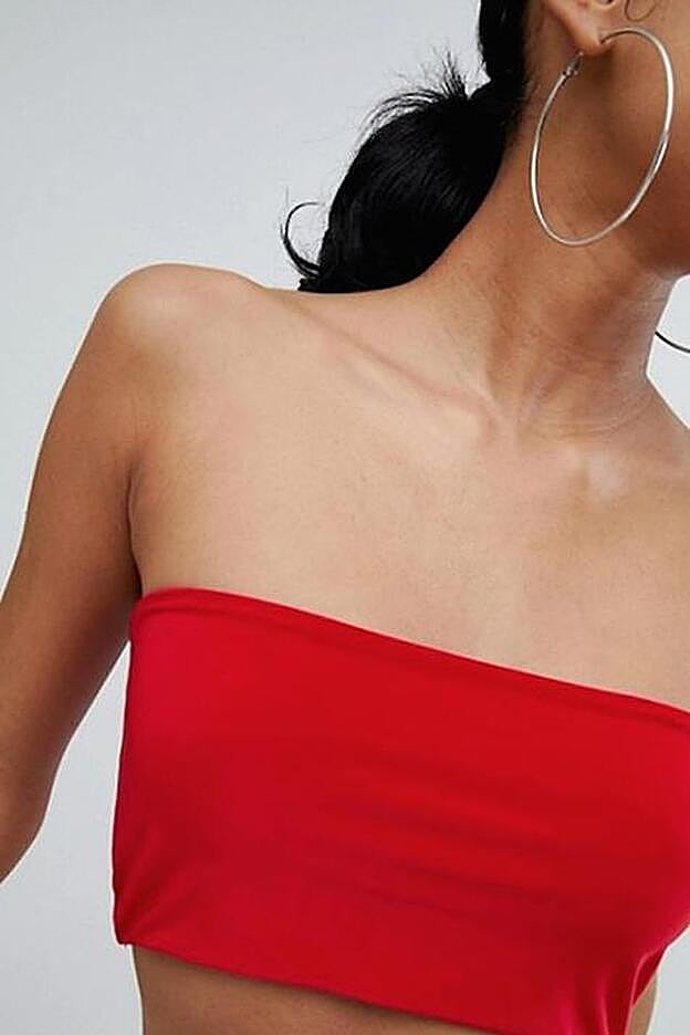 Un top 'bandeau' muy similar al que llevó Anna Castillo a los Goya.