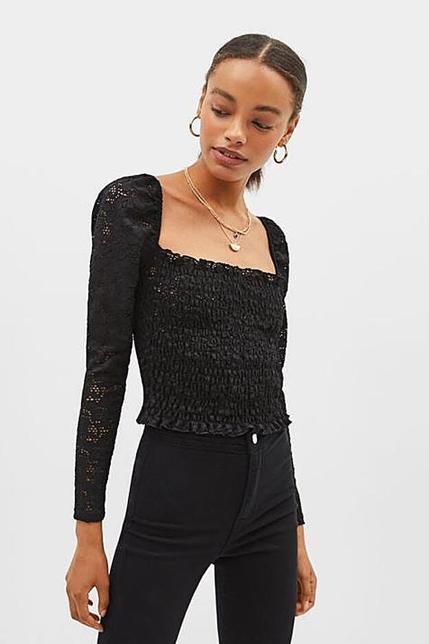 Top de encaje y nido de abeja negro de Bershka.
