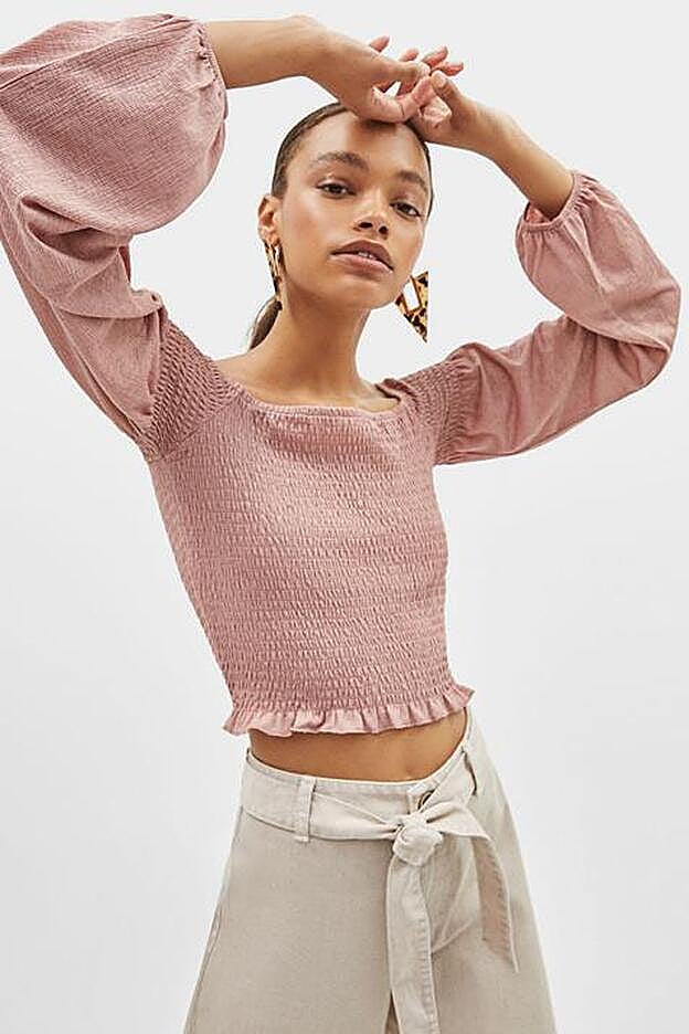 Una camiseta campesina de Bershka en rosa empolvado.