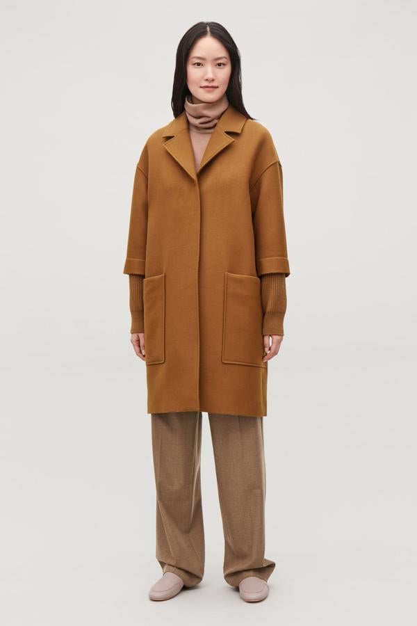 Esta prenda se ha convertido en un clásico de invierno. Cortos, en versión XL, con botones, sin botones... Este abrigo color camel es de la firma de moda sueca Cos y ha bajado de 225 € a 90 €.