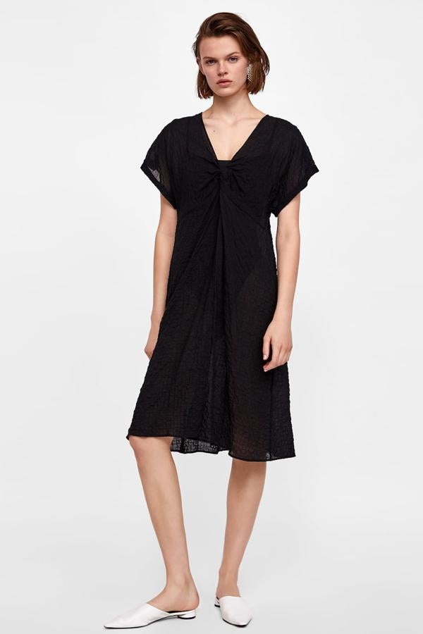 Está claro que si solo pudiéramos tener un vestido en nuestro armario sería el 'black dress'. Para ir de paseo, de cena o para un día normal. Este vestido midi con escote pico y manga corta es de Zara y puedes hacerte con él por el módico precio de 9,99 €.