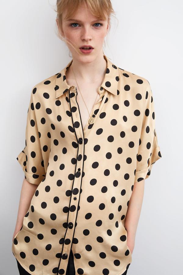 La versión pijamera, con fondo de satén champagne y lunares en negro. En zara cuesta 25.95 euros.