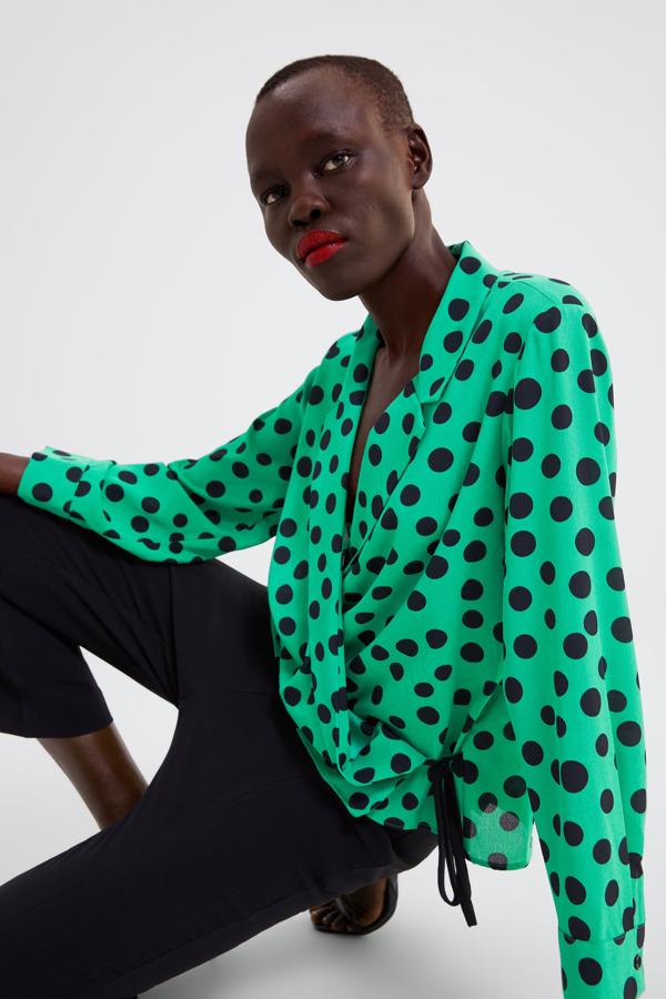 ¿Te atreves con el verde hierba? Esta blusa cruzada de Zara (25.95 euros) con lunares en negro será el centro de todas las miradas.