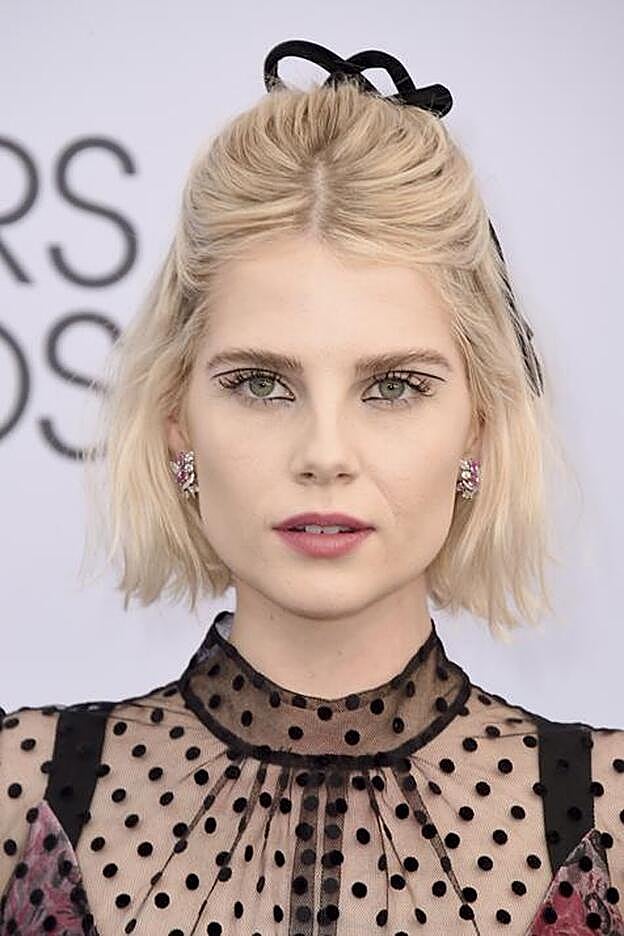 Lucy Boynton lució un delineado similar en los 'SAG Awards 2019'.