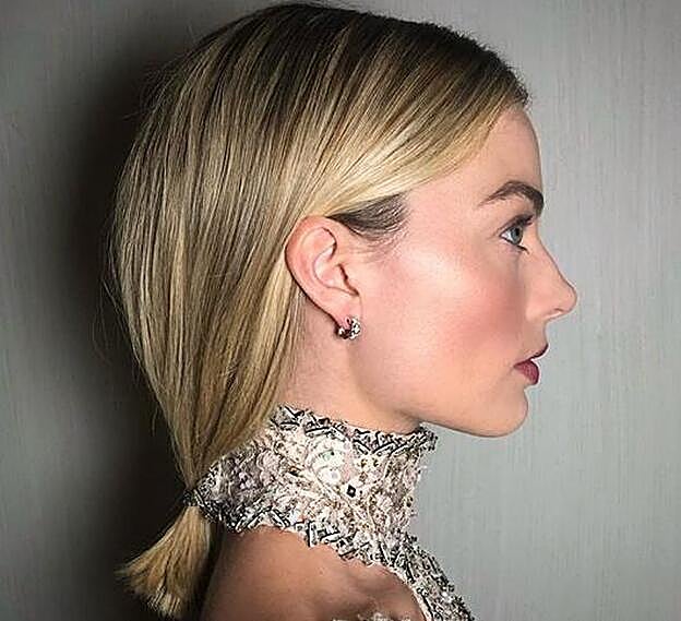 Margot Robbie con una coleta baja.