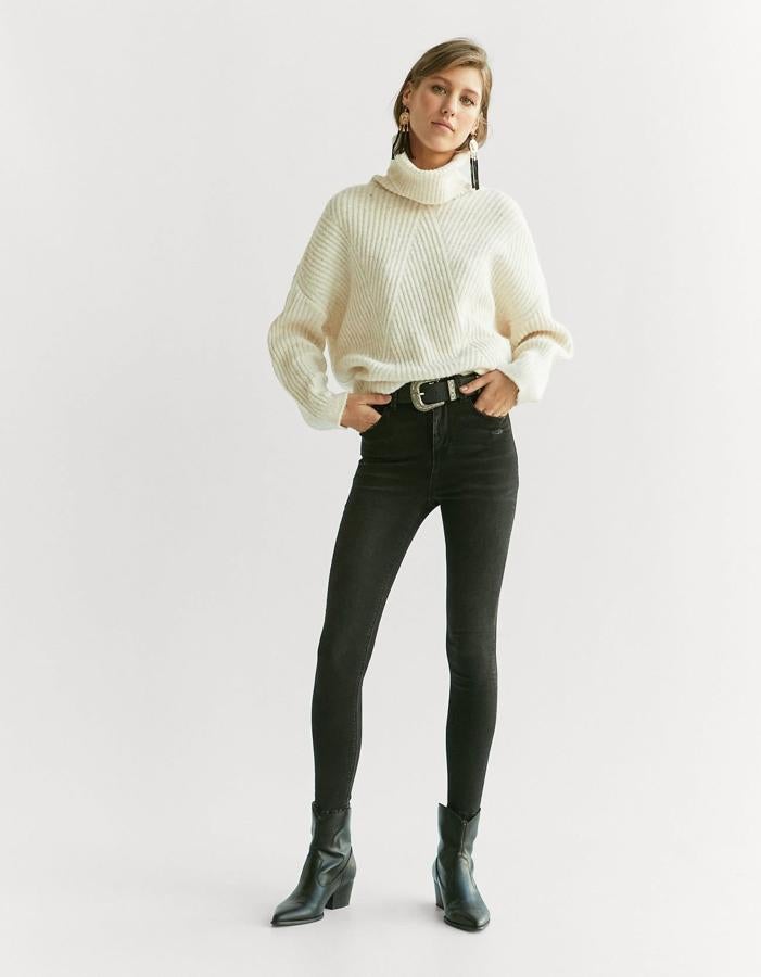 Si hay un pantalón que favorece más que ningún otro, esos son los pitillo negros. El color tiene un efecto reductor, pero es que, además, estos de tiro alto de Stradivarius (19.99 euros) te ayudarán a marcar figura y conseguir que tus piernas parezcan más largas.