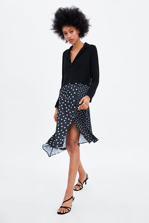 Este vestido con falda de lunares en blanco y negro cuesta 25.95 euros en Zara.