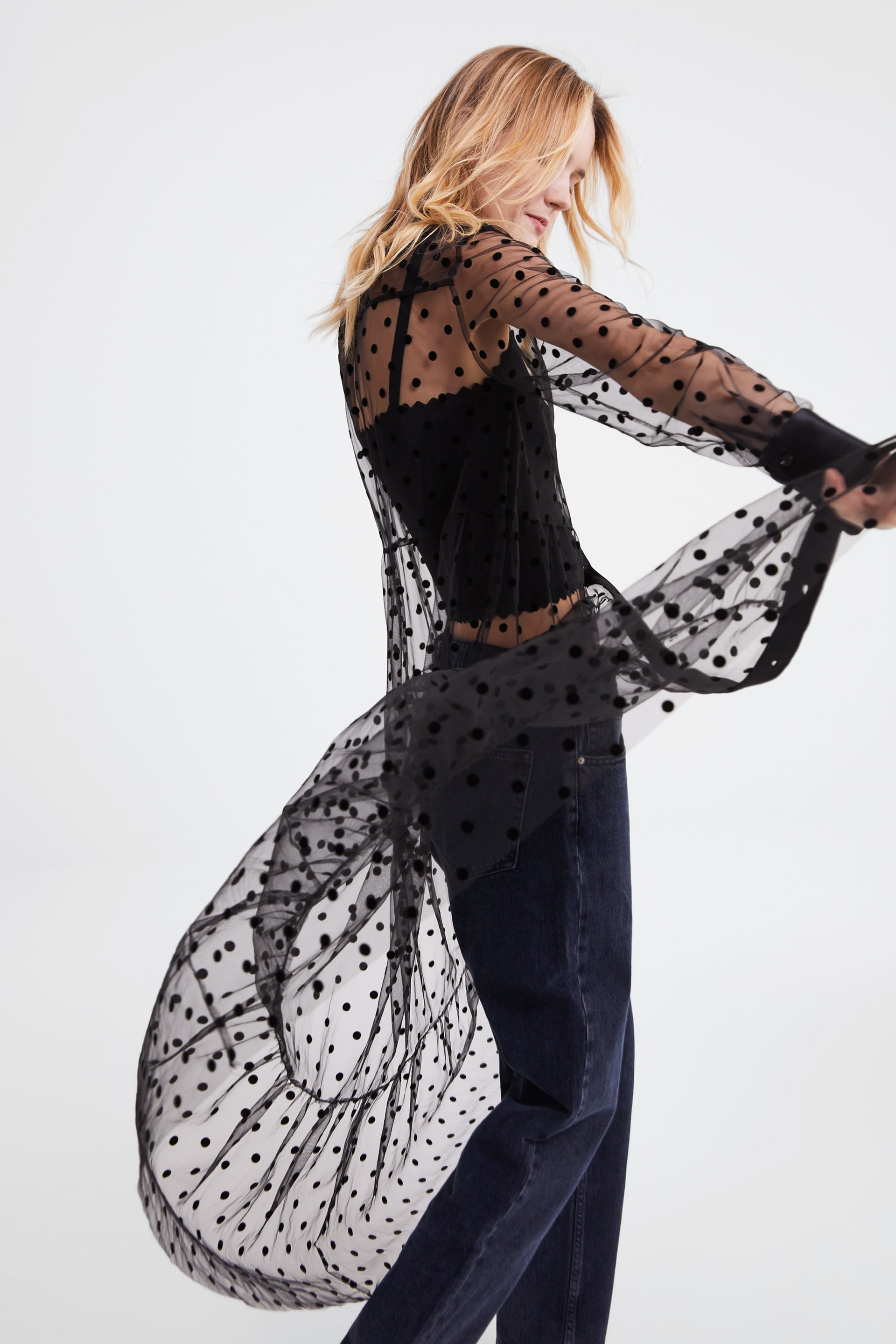 Este vestido transparente con lunares bordados nos parece una de las piezas más bonitas de la nueva colección de Zara. Cuesta 39.95 euros.